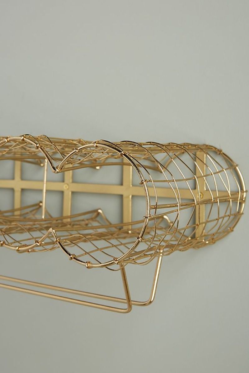 zlatni stalak za vino montiran na žičanu mrežu