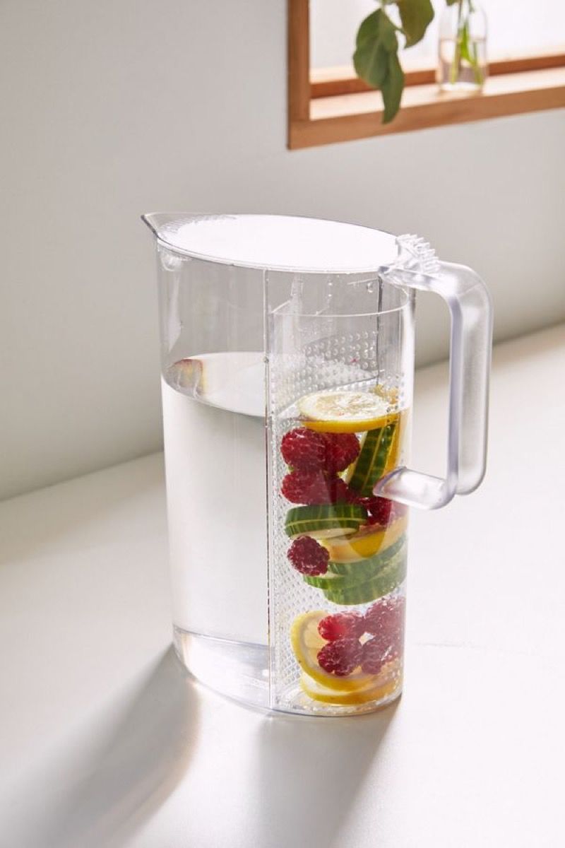 pichet transparent avec des fruits flottant dedans