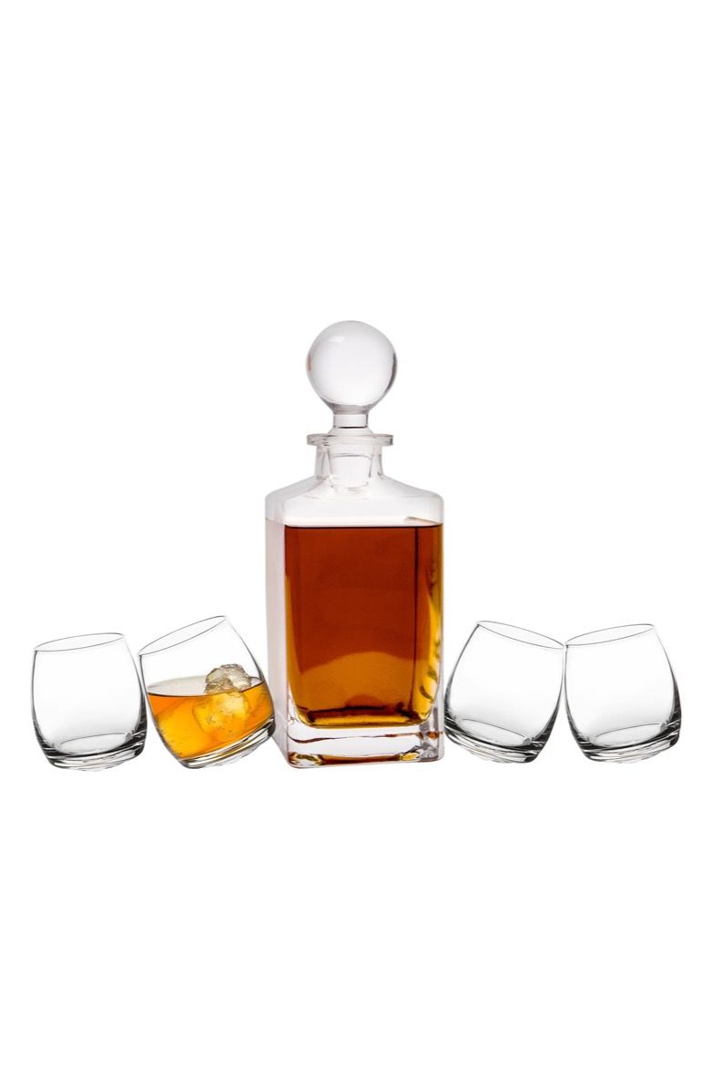 křišťálový karafa plná whisky a čtyři krátké sklenice