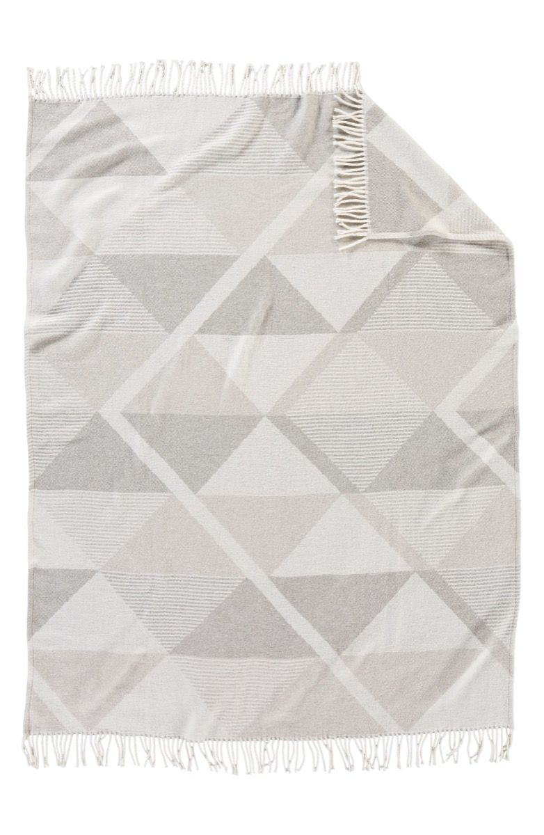 sivá deka s geometrickým vzorom, kolaudačné darčeky