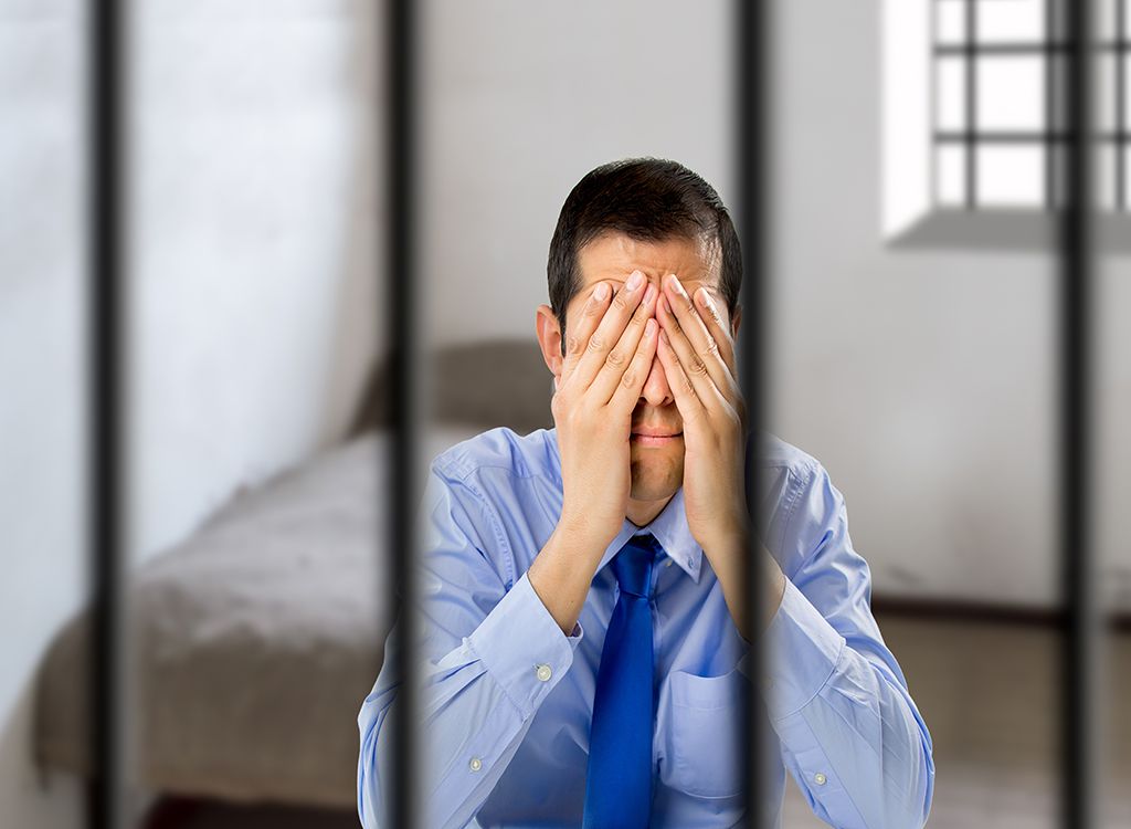 Muž sediaci vo väzenskej cele
