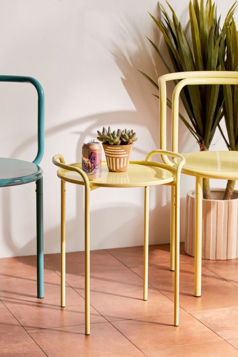 желтый эмалированный стол между двумя стульями