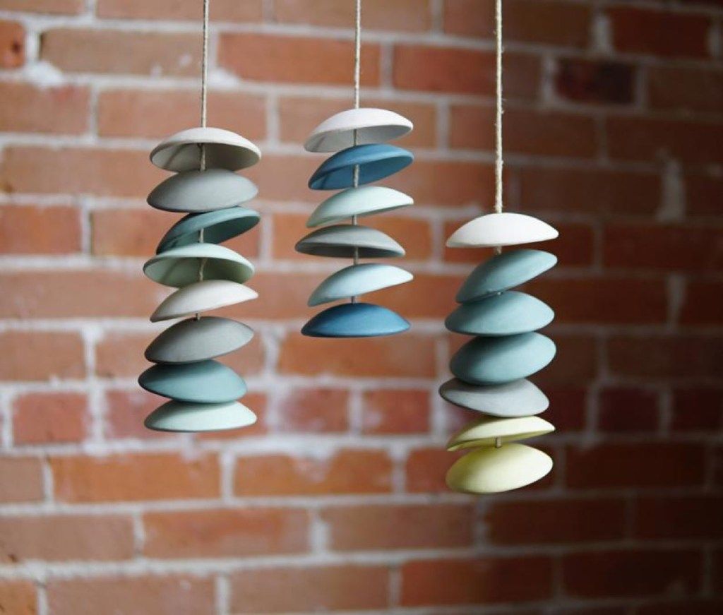 campanelli eolici in ceramica blu e bianca