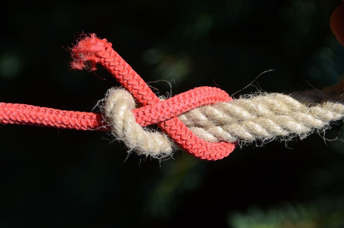 plechový uzol s dvoma lanami
