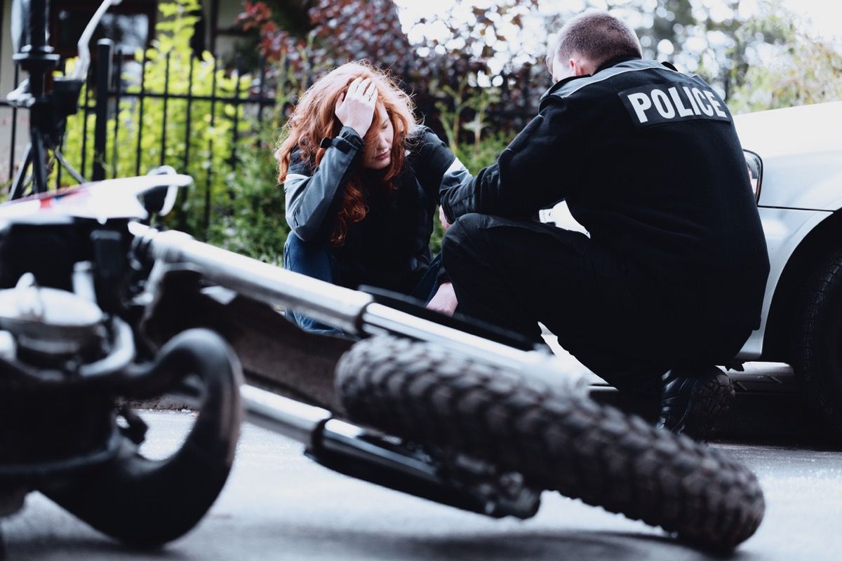Policía entrevistando a un conductor aturdido de una motocicleta después de un accidente