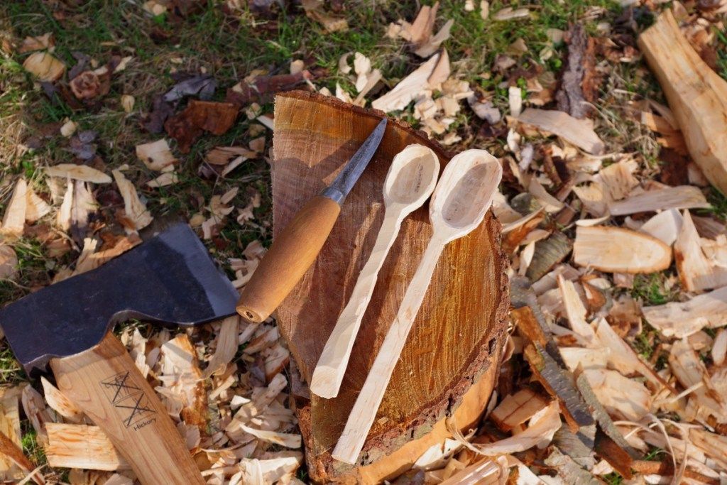 Cuchara de madera tallada en el exterior con carpintero