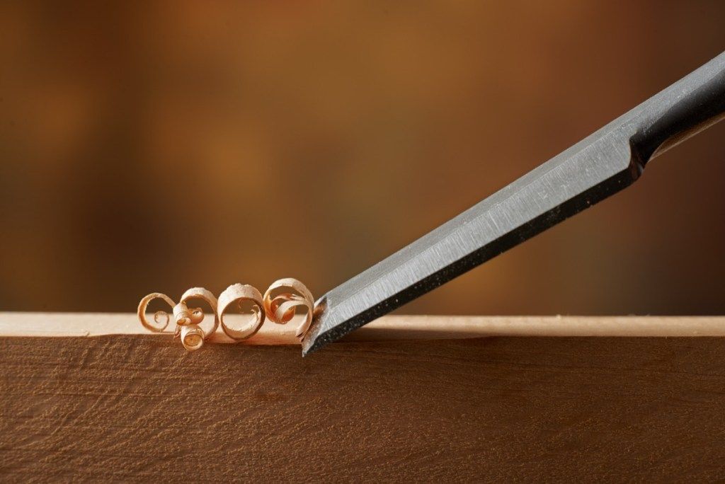 वुडवर्किंग टूल। एक छेनी के साथ लकड़ी पर नक्काशी - छवि