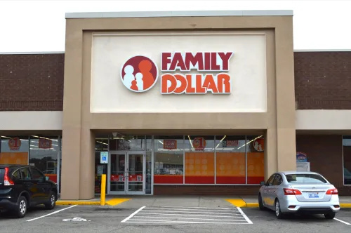   Columbus, Ohio/USA 16 listopada 2018: Family Dollar Variety Store. Family Dollar jest spółką zależną Dollar Tree