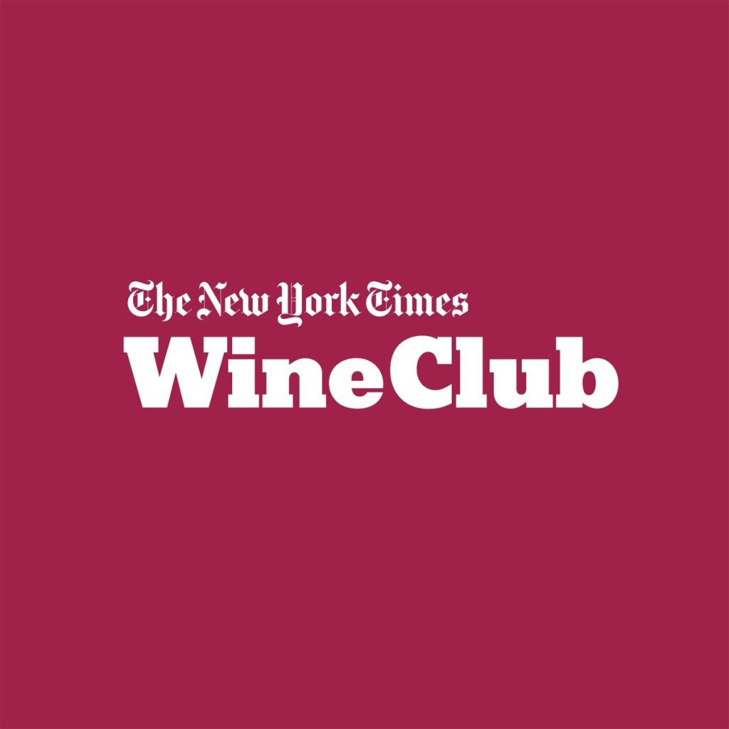 New York Times vīna kluba logotips uz bordo fona