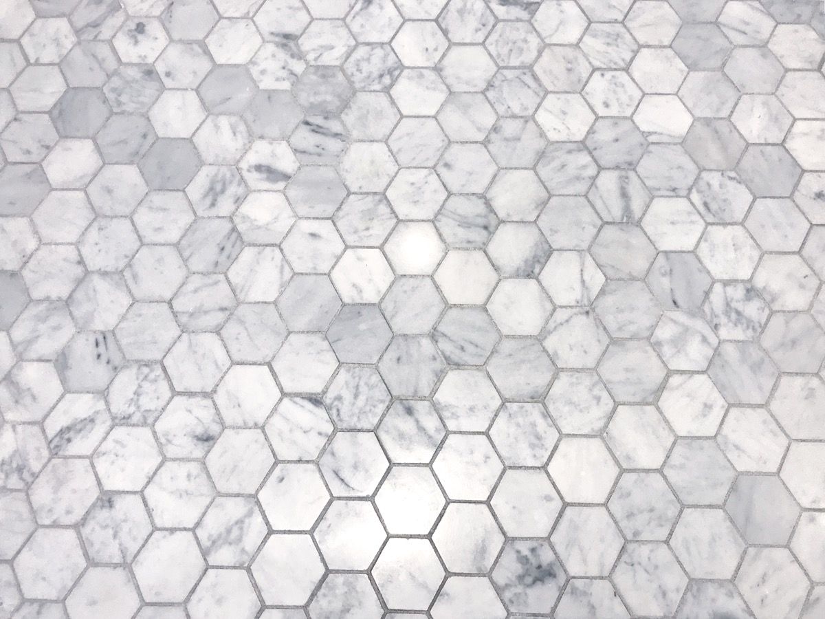 Azulejo de fondo hexagonal en el piso del baño
