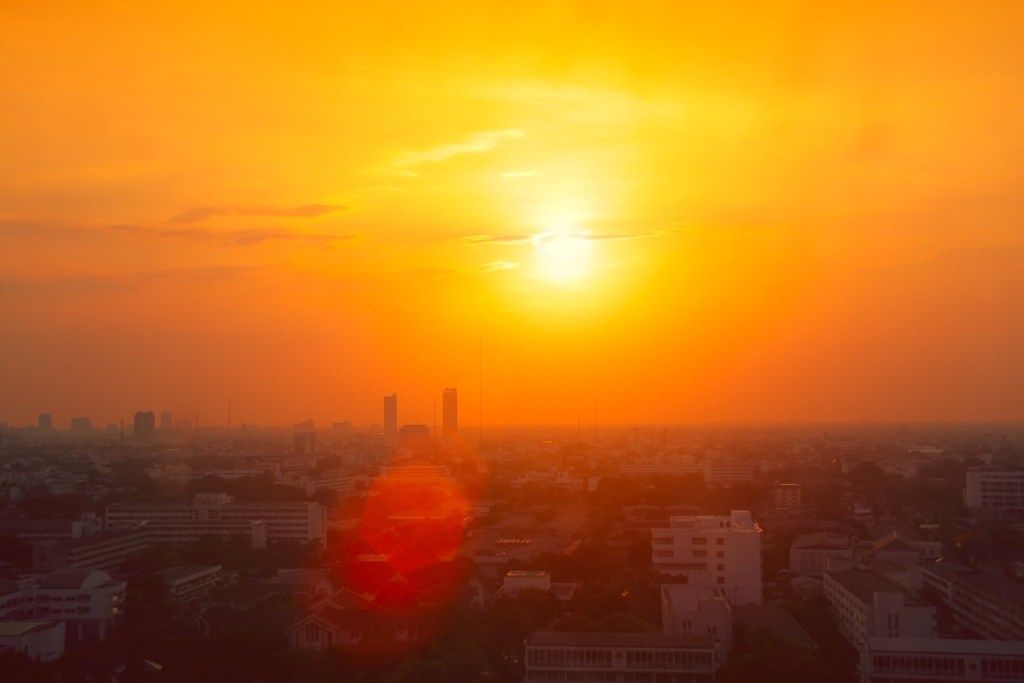 נוף לעיר תאילנד בעונת הקיץ של גלי החום בטמפרטורה גבוהה מאפקט ההתחממות הגלובלית
