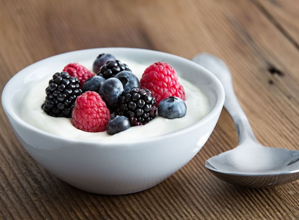 Yoghurt met bessen, voedsel waarvan je lekker ruikt