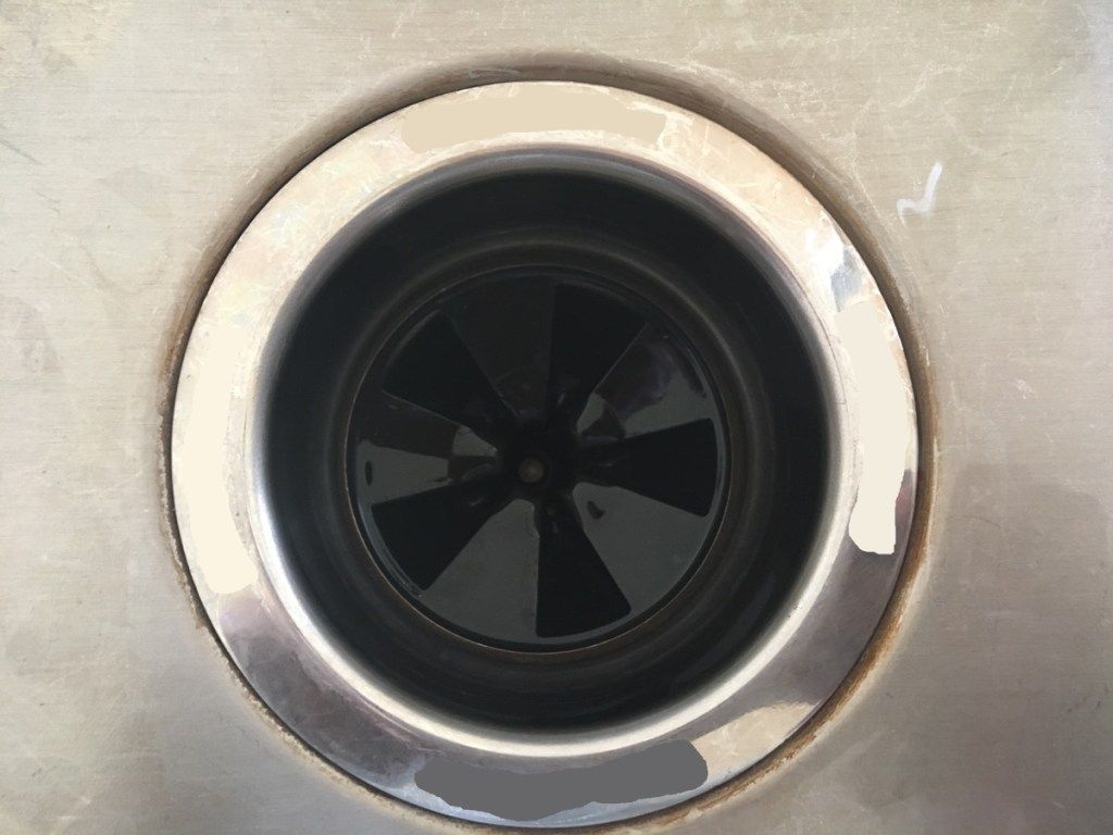 xử lý rác trong bồn rửa bằng thép