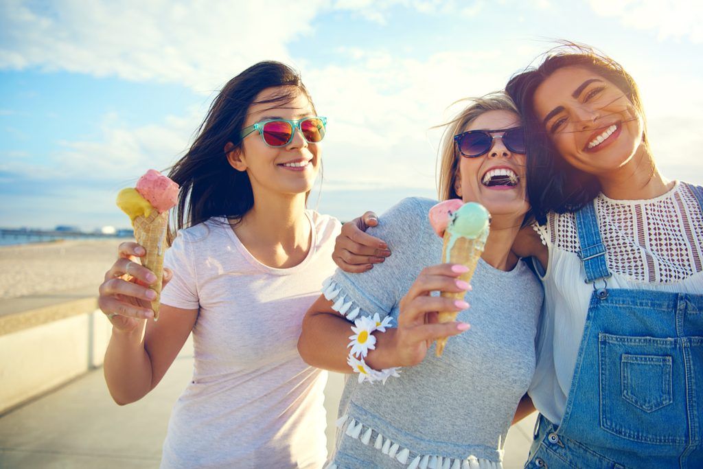 Amigos tomando sorvete antienvelhecimento