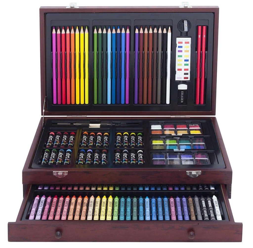 dřevěná krabička plná barevných tužek, barev a pastelek