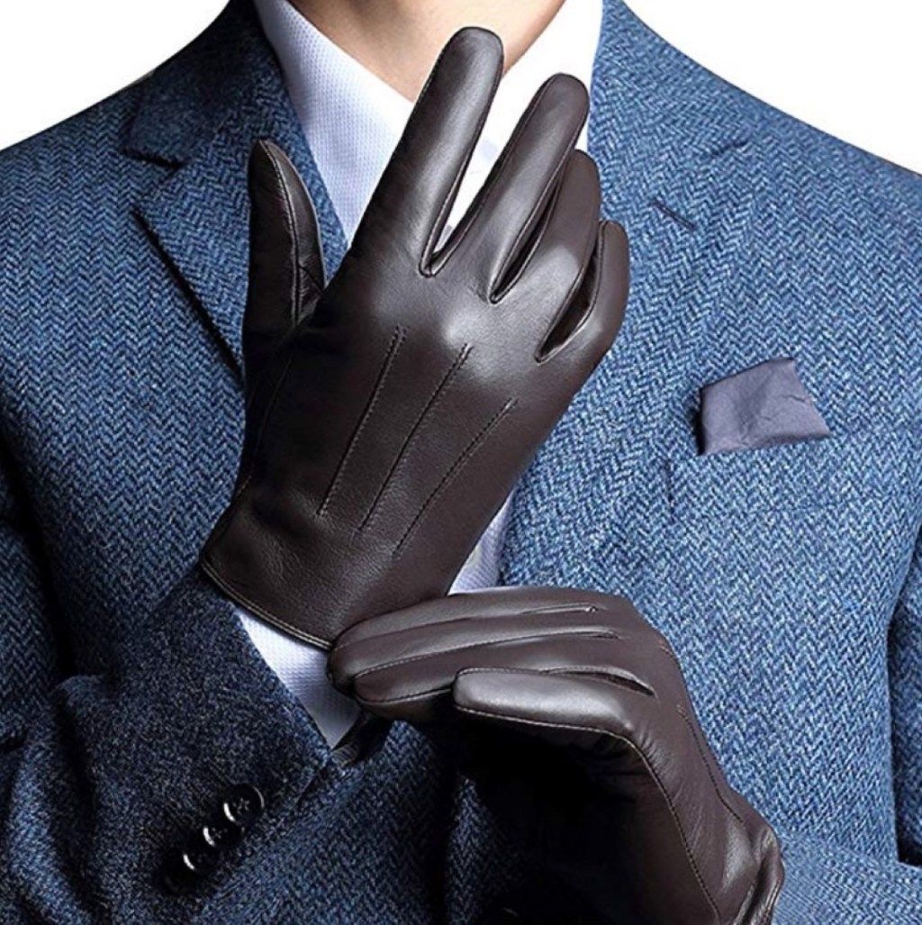 άντρας που φοράει καφέ δερμάτινα γάντια
