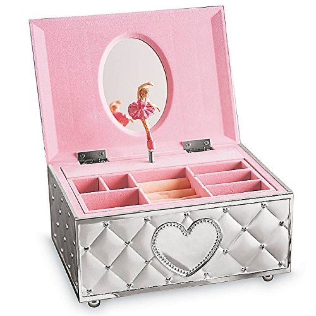 kotak perhiasan berwarna merah jambu dengan bahagian luar perak dan patung balerina di dalamnya