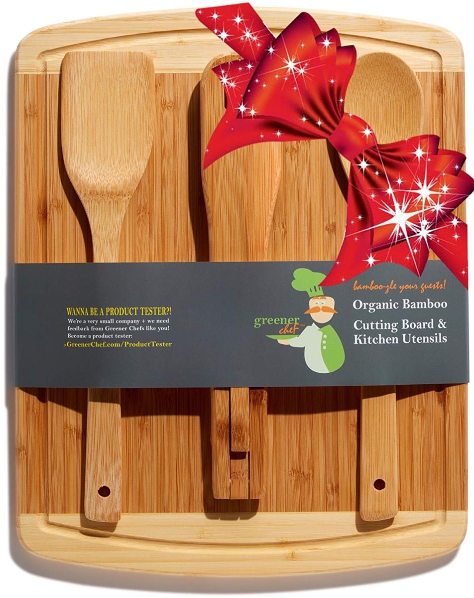 papan pemotong kayu dengan tiga spatula di atasnya