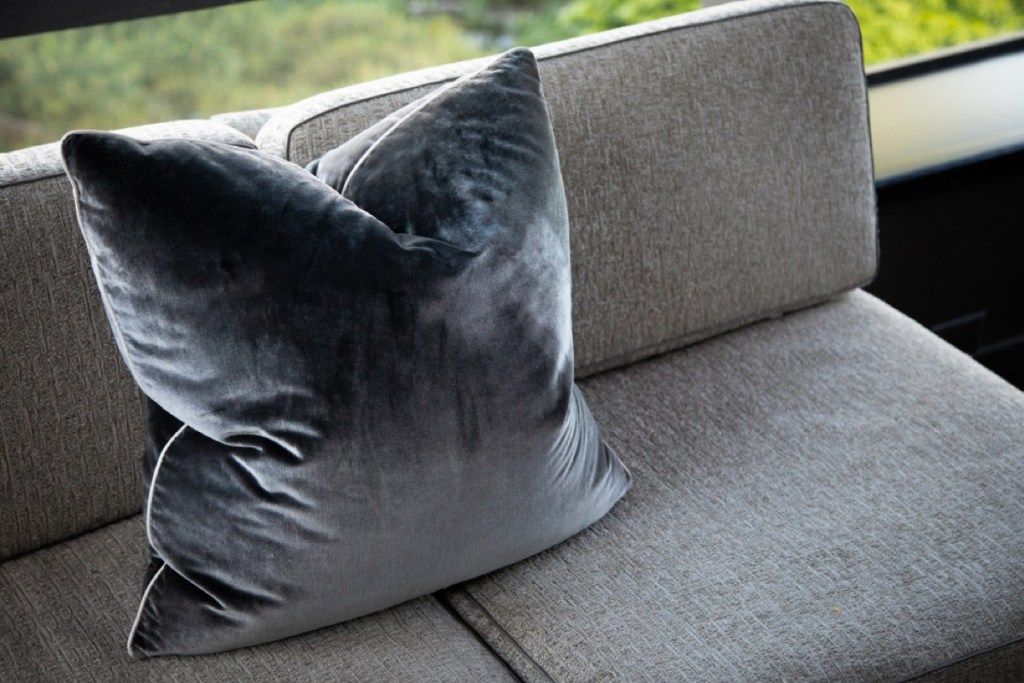 sivi jastuk na sivom kauču