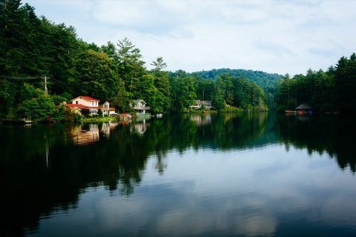   un lago negli altopiani della Carolina del Nord