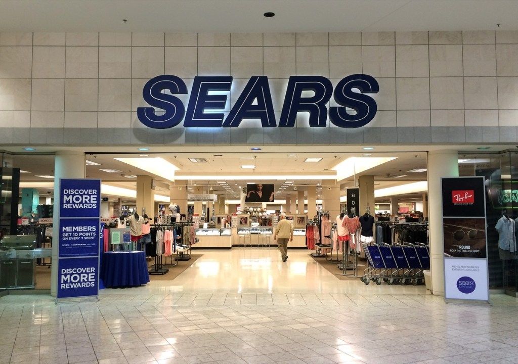 Sears-myymälän sisäänkäynti ja merkki River Fallsissa, Wisconsinissa