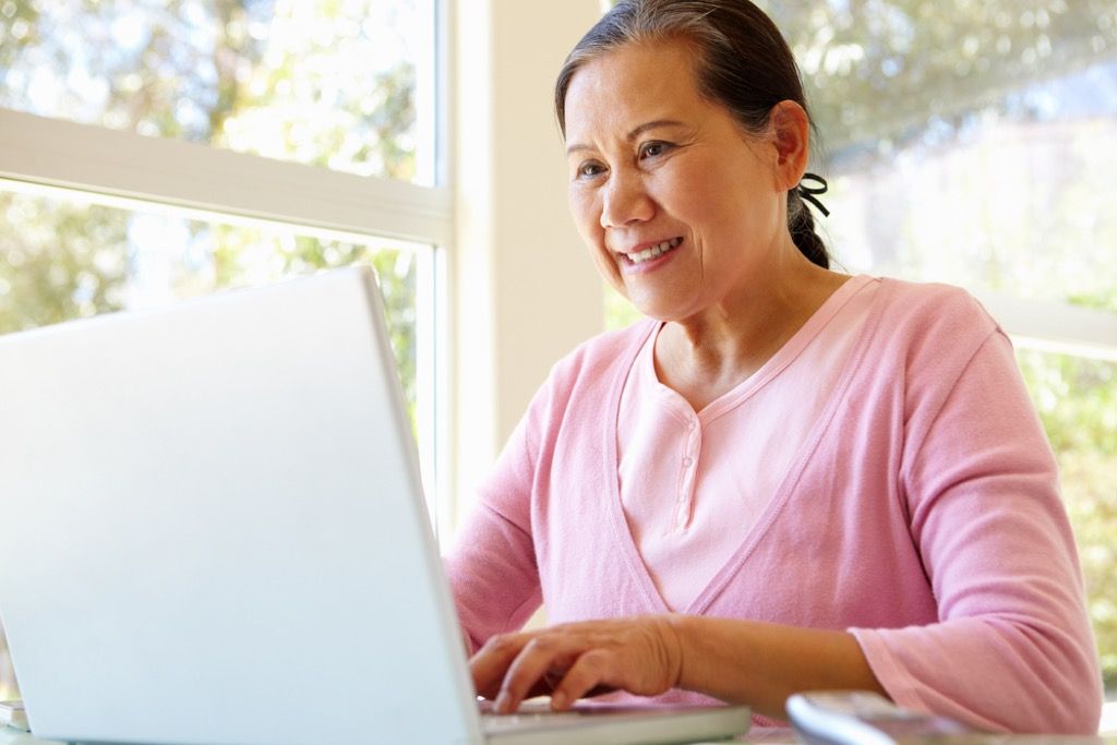 ältere Frau am Computer Möglichkeiten, um eine Beförderung nach 40 zu bekommen