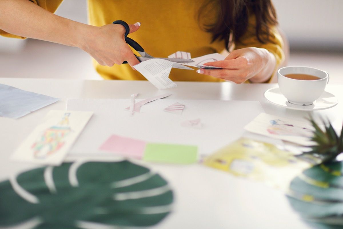Vrouw snijden papier om een ​​visie bord te maken