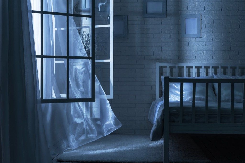 jendela kamar tidur terbuka di malam hari cara untuk menurunkan tagihan AC