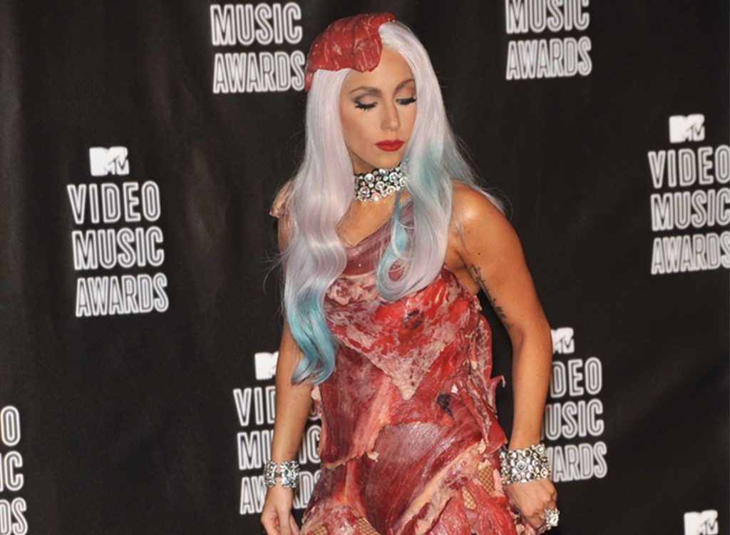 Falla el estilo de Lady Gaga en la alfombra roja