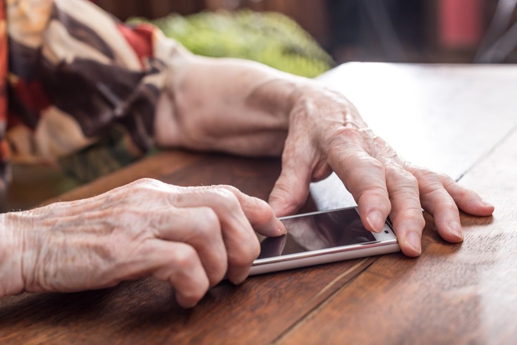 starsza osoba korzystająca ze smartfona