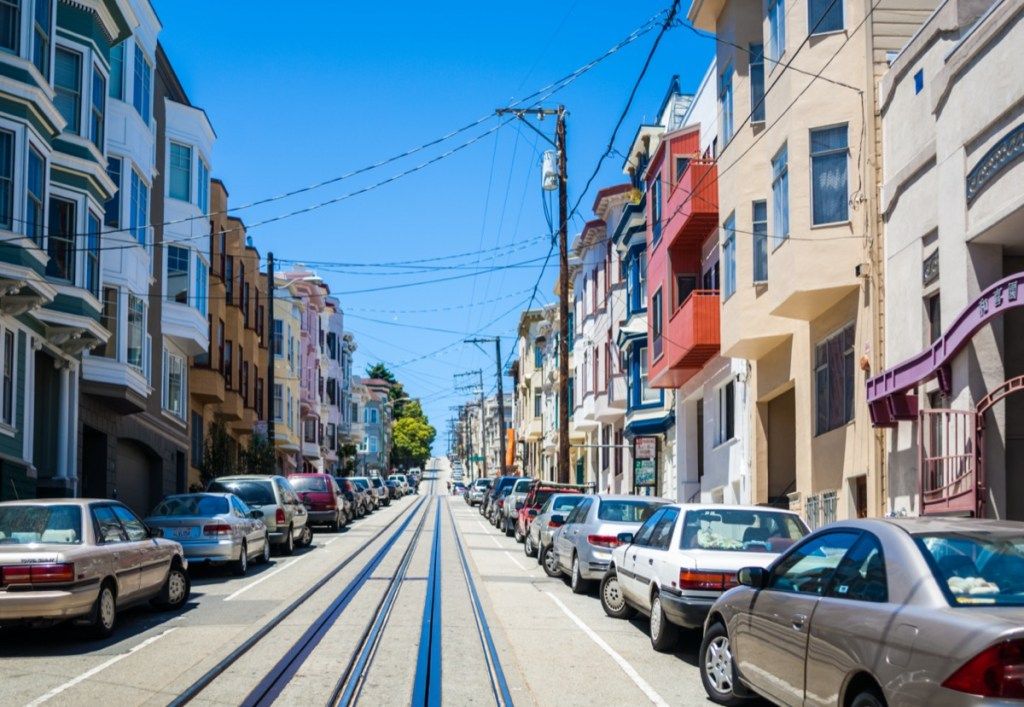 hiše in ulični avtomobili ob hribu v San Franciscu v Kaliforniji