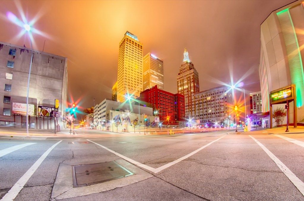 fotografija mestnega središča Tulsa, Oklahoma ponoči