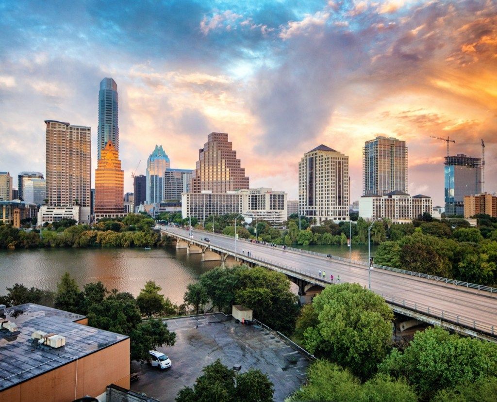 obzorje mesta Austin v Teksasu ob sončnem zahodu