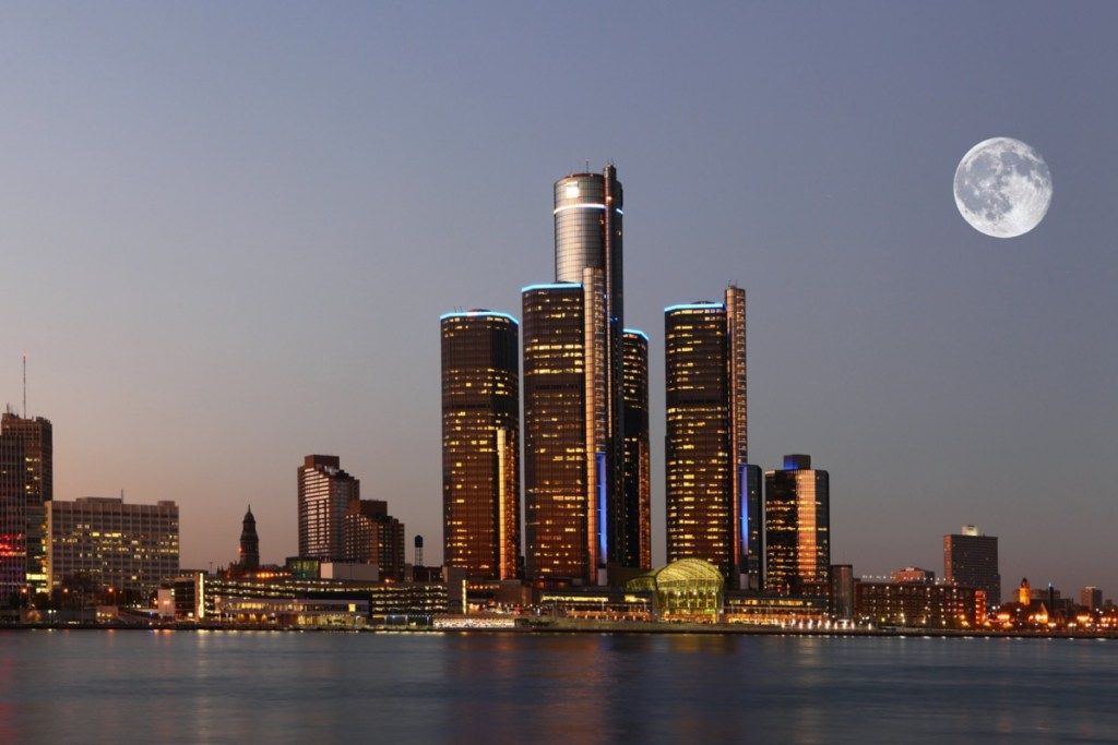 mestna fotografija Detroita v Michiganu ponoči