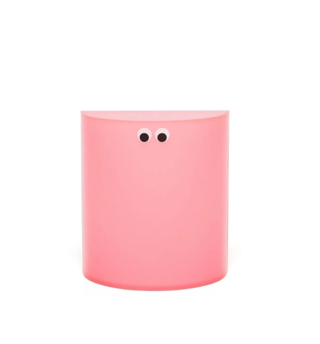 розовая чашка для карандашей с потусторонними глазами