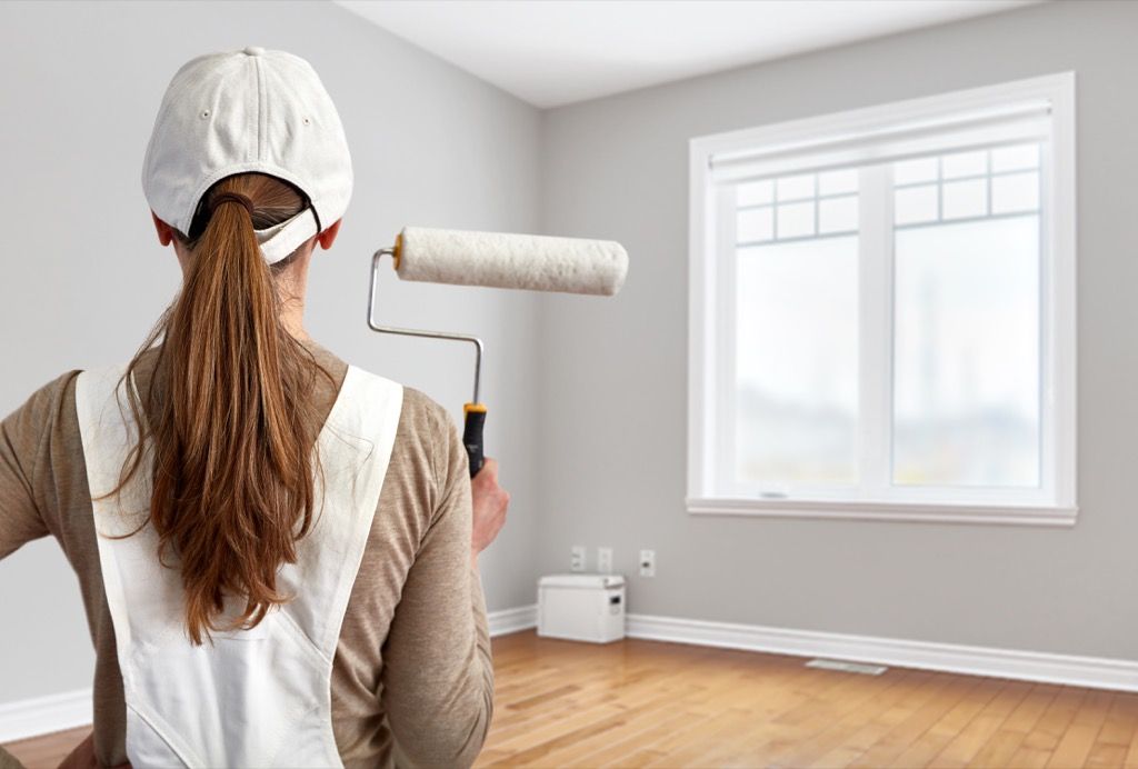 nekilnojamojo turto agentas paslaptis tuščias namų sienų dažų moteris