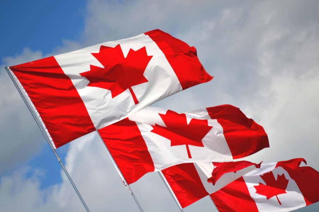 Tres banderas canadienses ondeando