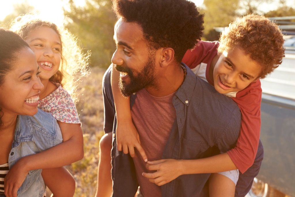 Щастливо семейство усмихнато защо климатичните промени имат значение