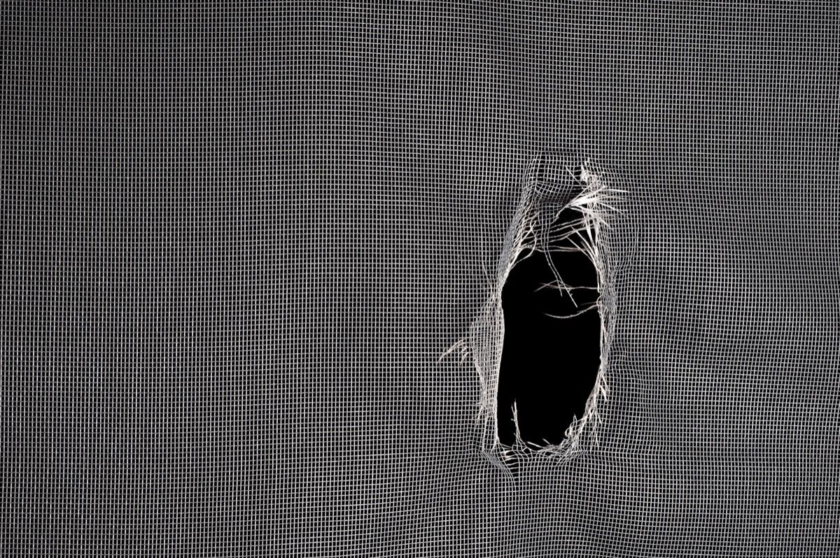 екран на прозореца, скъсан с голяма дупка на черен фон.
