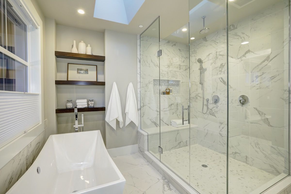 Phòng tắm bồn tắm vòi sen đá cẩm thạch