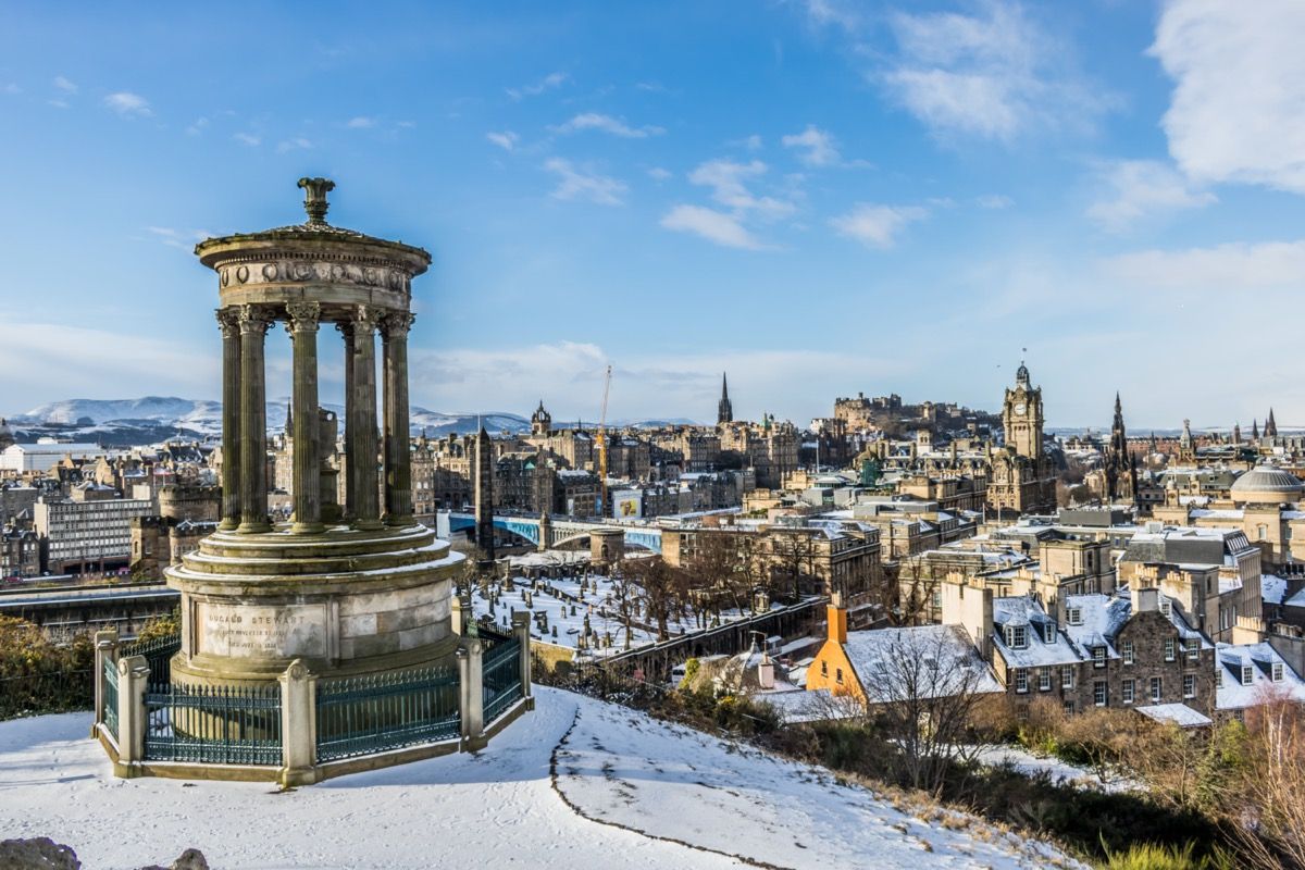 Ilmakuva lumipeitteisestä Edinburgh Skotlannista