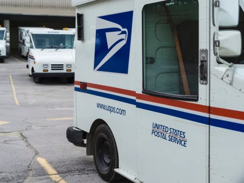   Ameerika Ühendriikide postkontoris Michiganis Rochesteri kesklinnas pargitud kohaletoimetamissõidukid. Peaaegu 600 000 töötajaga Ameerika Ühendriikide postiteenistus on USA suuruselt teine ​​tsiviiltööandja.