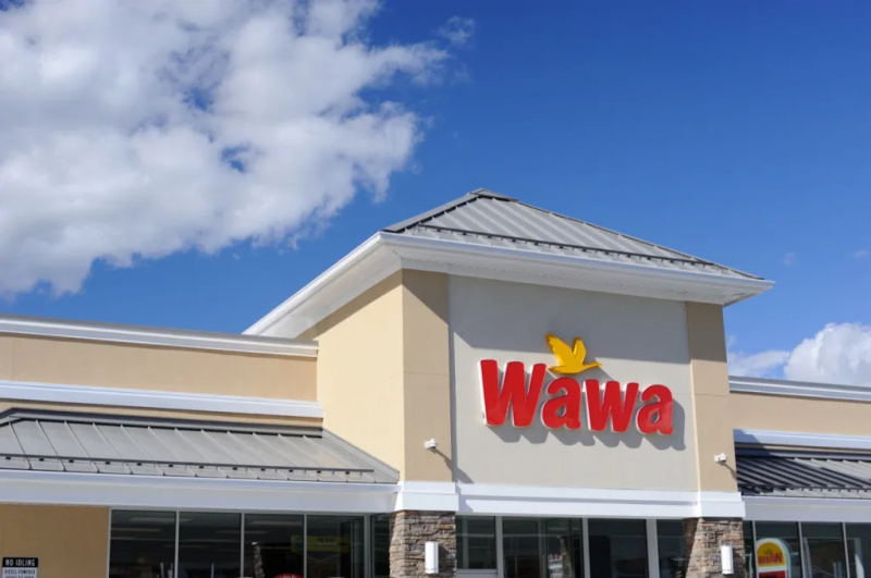   Восточный Страусбург, США - 29 сентября 2013 г. Фасад магазина Wawa на Милфорд-роуд в Восточном Страусбурге, штат Пенсильвания. Магазины Wawa, состоящие из заправочных станций и мини-маркетов, находятся в ведении Wawa Inc. во многих штатах Средней Атлантики. Wawa Inc. была основана в 1964 году со штаб-квартирой в Медиа, штат Пенсильвания.