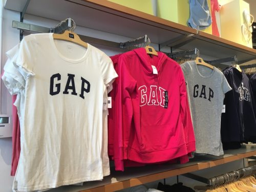   Camisas y sudaderas con la marca Gap