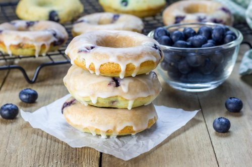   Mga bagong lutong lutong donut na may mga blueberries at lemon glaze