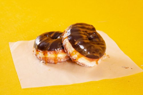   चॉकलेट कारमेल फ्रॉस्टिंग ब्रियोच हस्तनिर्मित पेटू डोनट