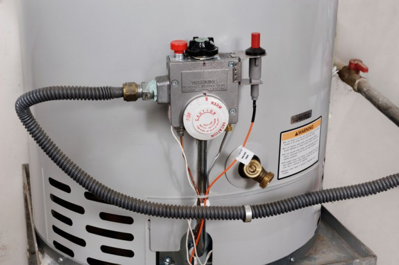   ūdens sildītājs ar šļūteni, vadības pogām un ventilācijas atverēm