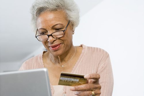   बूढ़ी औरत ऑनलाइन शॉपिंग