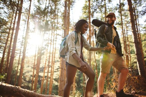   млада двойка се смее и се разхожда в гората