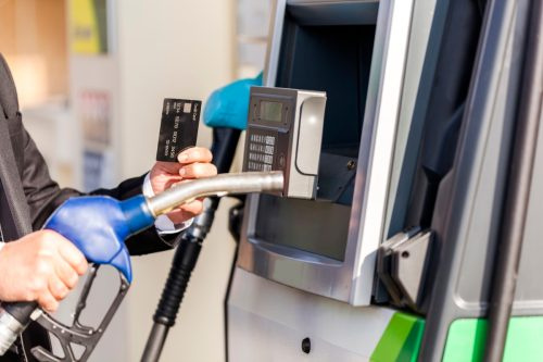   betaling med kredittkort i bensinstasjonen
